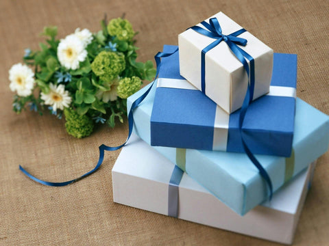 Verpackte Geschenke mit Schleifen