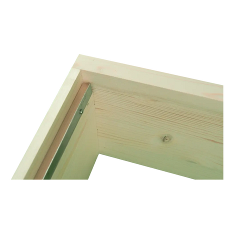 Nahaufnahme einer Ecke einer Holz Bienenbeute mit Metallschiene