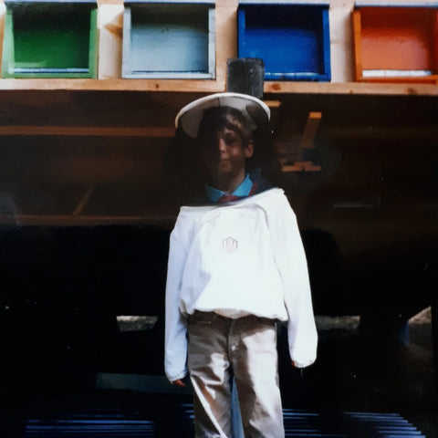 Simon Grischot als junger Imker im imker.liveleier vor einem Bienenhaus in Klosters, 1996 – Betreuung der ersten eigenen Bienenvölker in Schutzkleidung, Beginn der imkerlichen Laufbahn.
